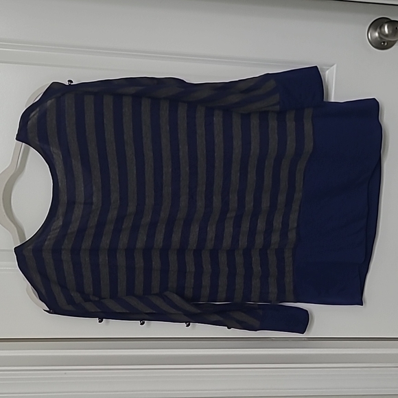 Paraphrase M top with decorative metallic buttons and peak a boo sleeves - Picture 5 of 5